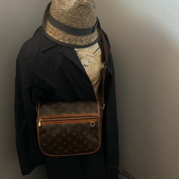 Authentic Louis Vuitton Brown Monogram Messenger Bag - Picture 3 of 16